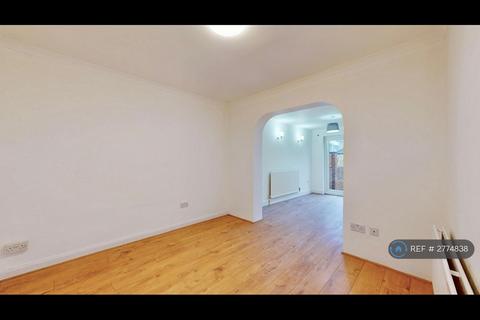 4 bedroom semi-detached house to rent, Mansfield Drive, Hayes, UB4