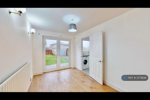 4 bedroom semi-detached house to rent, Mansfield Drive, Hayes, UB4