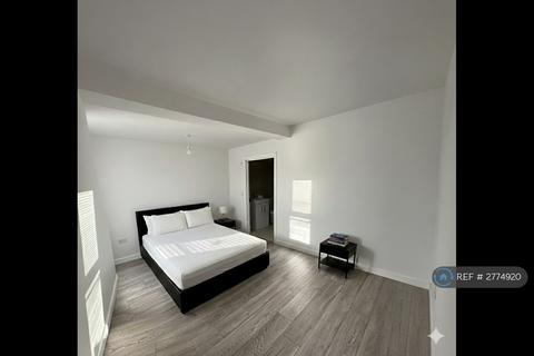 5 bedroom bungalow to rent, Heavering, Hornchurch, RM12