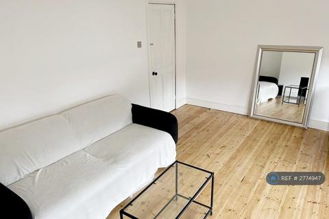 1 bedroom terraced house to rent, Kirkstall Avenue, London, N17