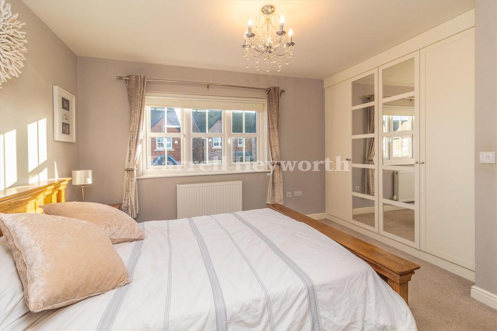 Bedroom 1 image 3