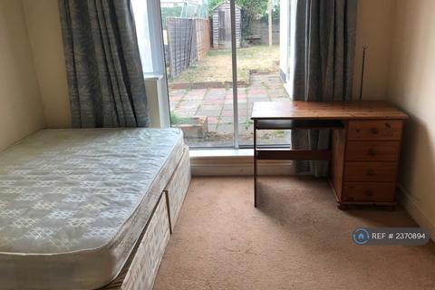 5 bedroom semi-detached house to rent, Ashwood Road, Englefield Green, TW20
