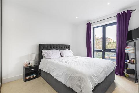 2 bedroom flat for sale, Pipit Drive, London