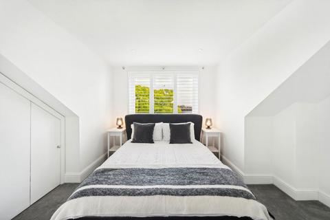 3 bedroom flat for sale, Harvard Road, London W4