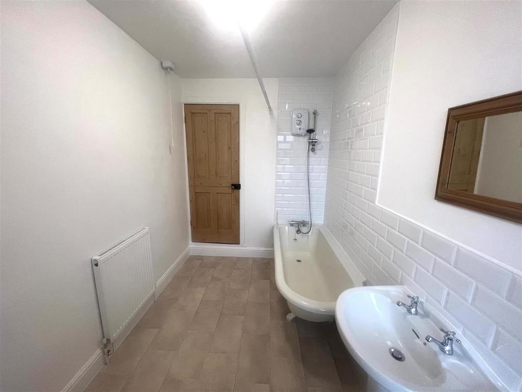 Bathroom 1.jpg