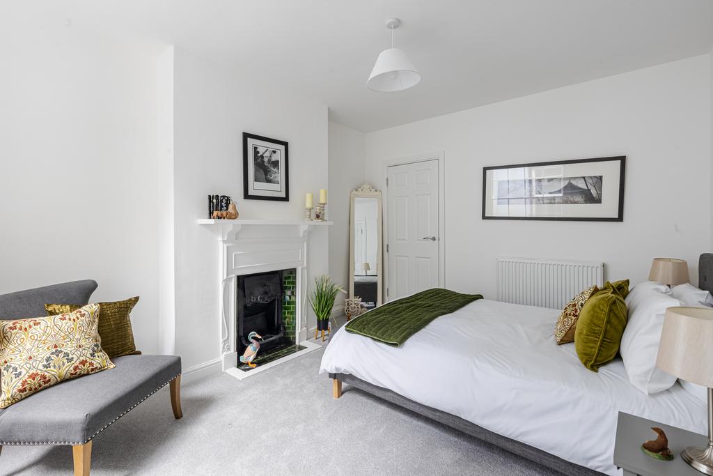 A04 - Flat 1a Church Close 10 The Quay Dartmouth -