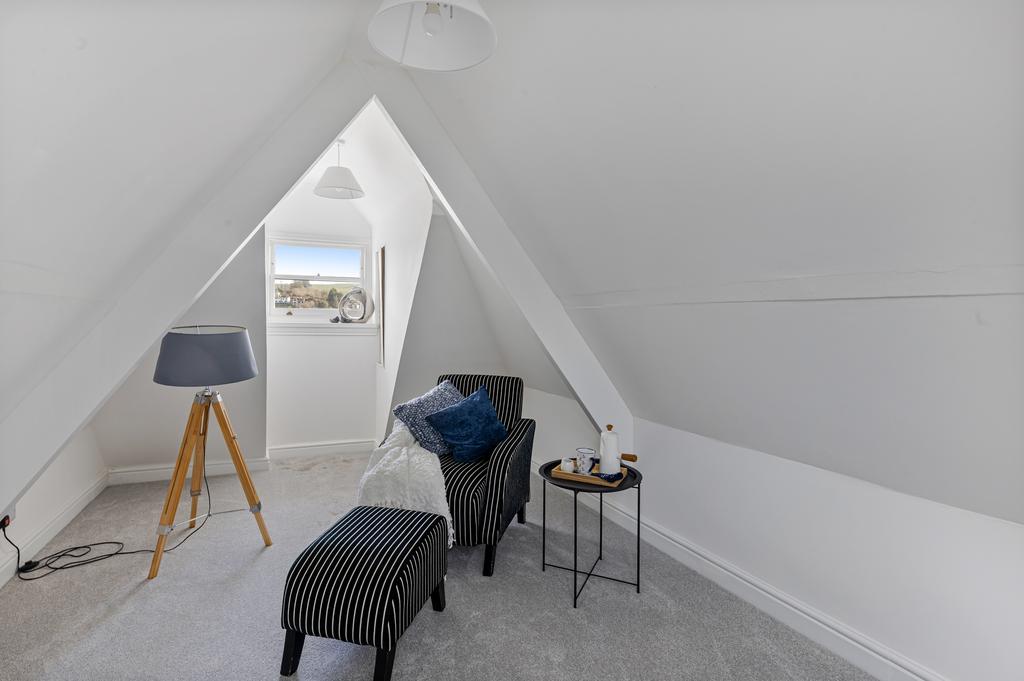 A08 - Flat 1a Church Close 10 The Quay Dartmouth -
