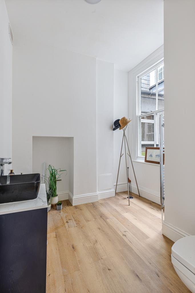 A09 - Flat 1a Church Close 10 The Quay Dartmouth -