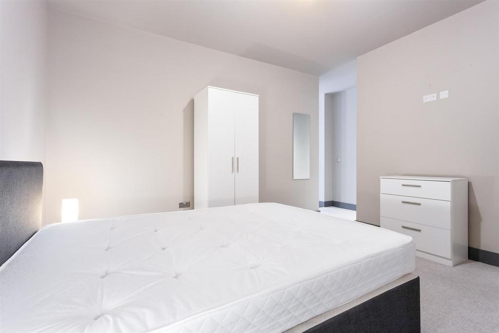 Bedroom pic 2