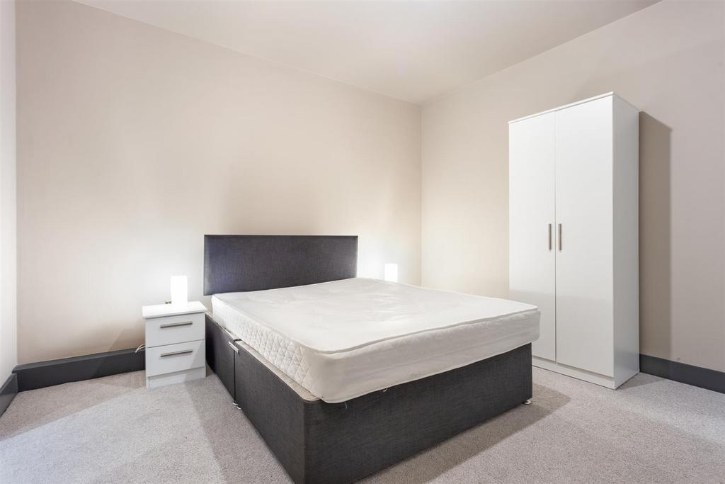 Bedroom pic 1