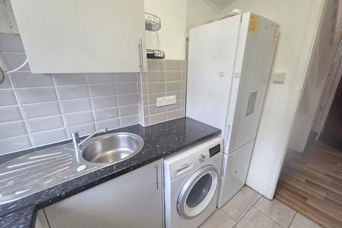 2 bedroom flat to rent, Brixton Hill Court , Brixton Hill , London. SW2 1QZ