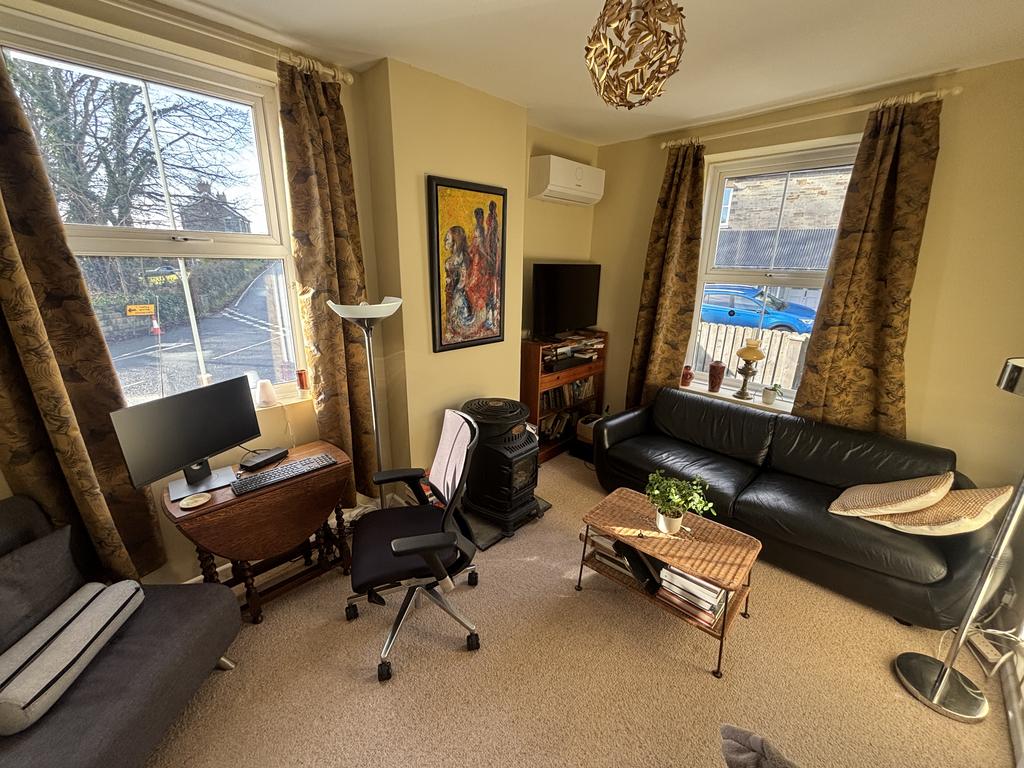 Living room/potential bedroom 2