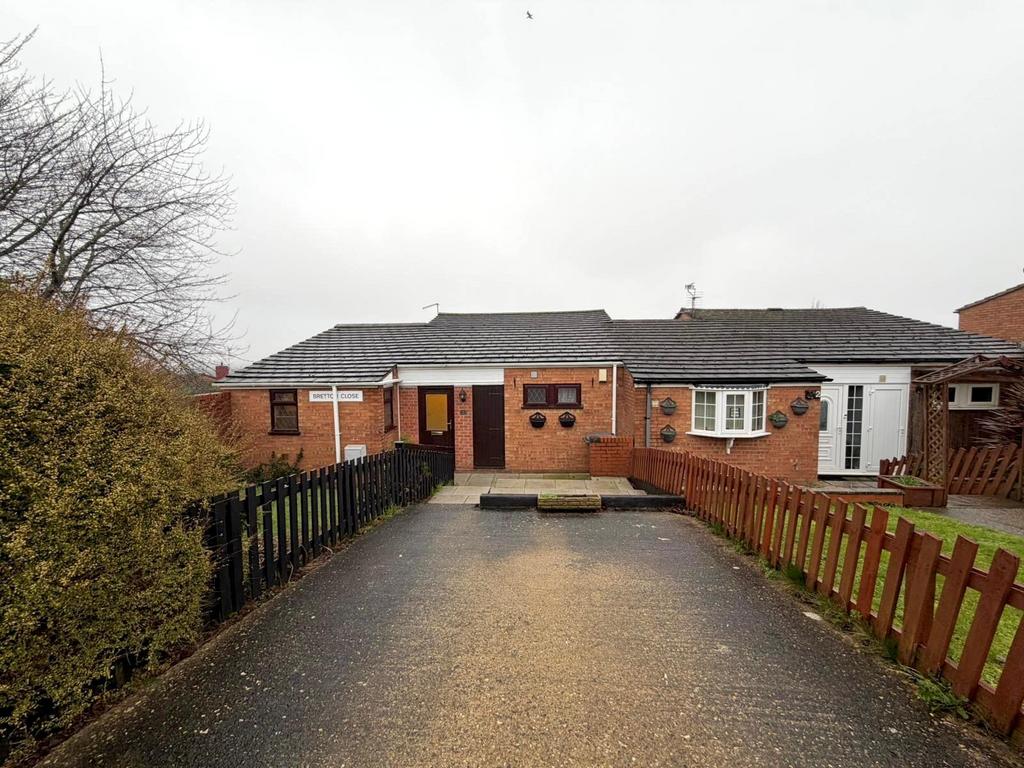 Three Bedroom Semi Detached House on Bretton Clos