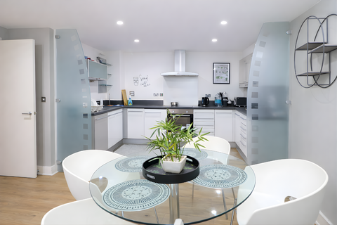 3 bedroom flat to rent, Crews Street, London E14