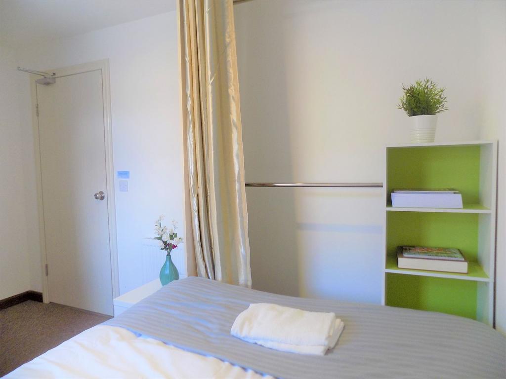 Bright, tidy double bedroom with a neatly made ...