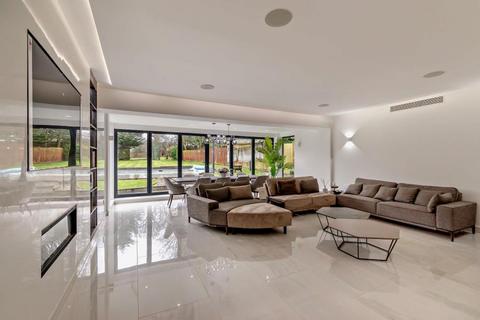 4 bedroom detached house to rent, Oxhey Lane