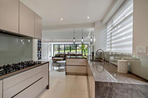 4 bedroom detached house to rent, Oxhey Lane
