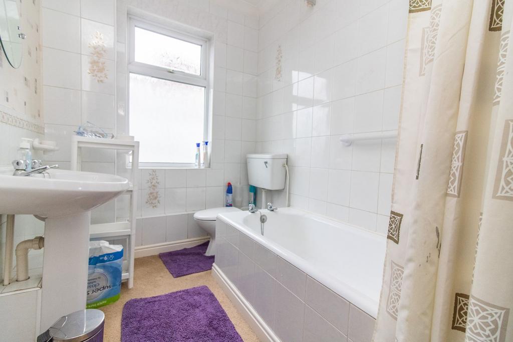 BATHROOM (Off Bedroom 2)