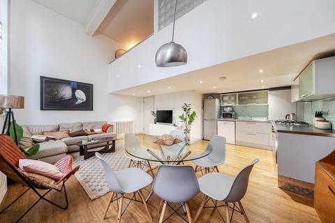 3 bedroom flat for sale, Gatton Road, London, SW17
