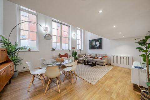 3 bedroom flat for sale, Gatton Road, London, SW17