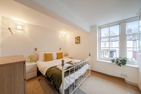 3 bedroom flat for sale, Gatton Road, London, SW17