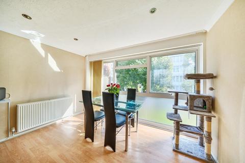 2 bedroom flat to rent, Aran Drive, Stanmore HA7
