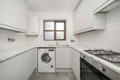 2 bedroom flat to rent, Woodside Lane, London N12