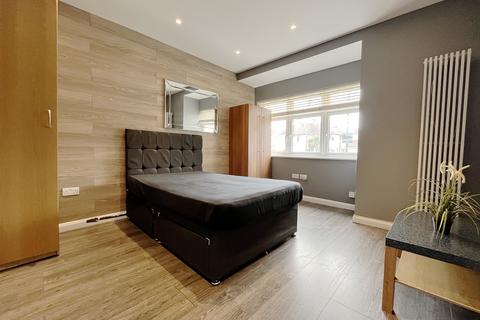 1 bedroom in a house share to rent, Vicarage Farm Road, Hounslow, TW5