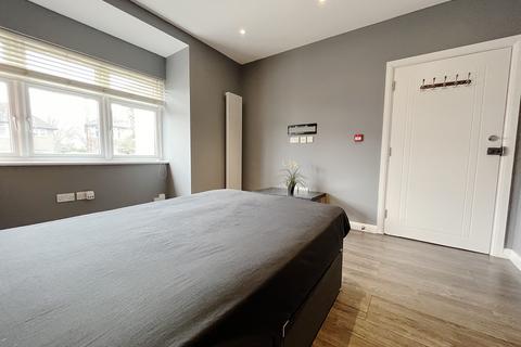 1 bedroom in a house share to rent, Vicarage Farm Road, Hounslow, TW5