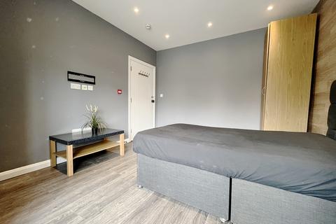 1 bedroom in a house share to rent, Vicarage Farm Road, Hounslow, TW5