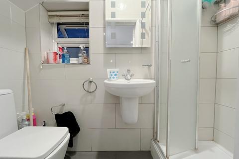 1 bedroom in a house share to rent, Vicarage Farm Road, Hounslow, TW5