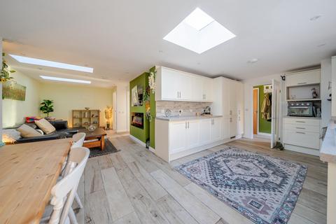 2 bedroom cottage for sale, Farnham cul de sac location