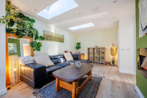 2 bedroom cottage for sale, Farnham cul de sac location