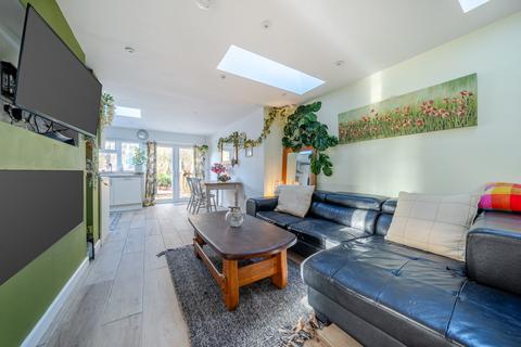 2 bedroom cottage for sale, Farnham cul de sac location