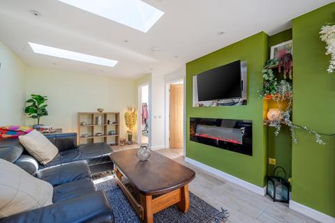 2 bedroom cottage for sale, Farnham cul de sac location