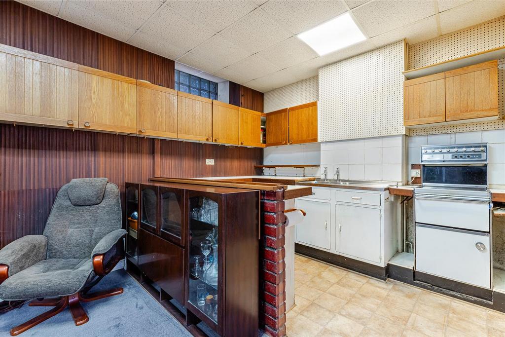 A12 - 18 South Ford Road Dartmouth - 251112.jpg