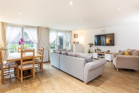 3 bedroom flat for sale, Highland Street, Stratford, E15