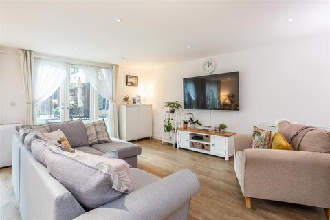 3 bedroom flat for sale, Highland Street, Stratford, E15