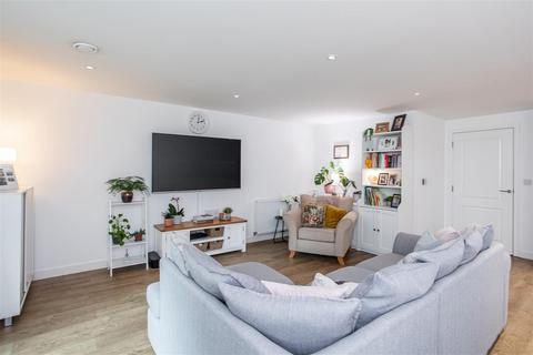 3 bedroom flat for sale, Highland Street, Stratford, E15