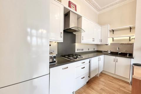 4 bedroom flat to rent, Heathfield Park, London NW2