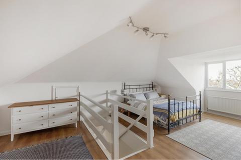 3 bedroom flat for sale, Nightingale Lane, London