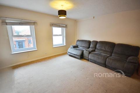 3 bedroom flat to rent, High Street, Burnham, Slough, SL1