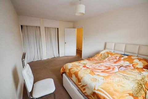 3 bedroom flat to rent, High Street, Burnham, Slough, SL1