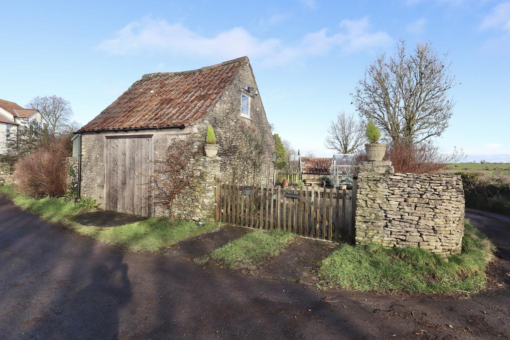 Carthouse and driveway