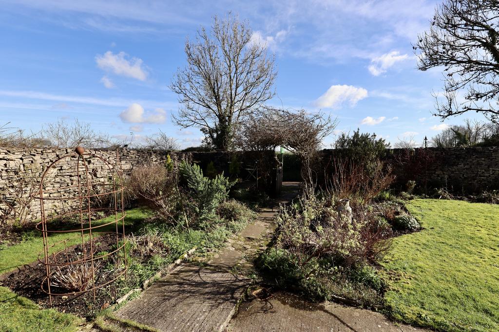 Garden to the front