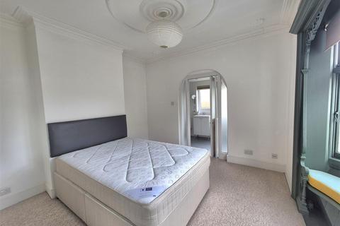 2 bedroom flat to rent, Walm Lane, Willesden Green, NW2