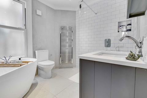 2 bedroom flat for sale, Bickley Street, London SW17