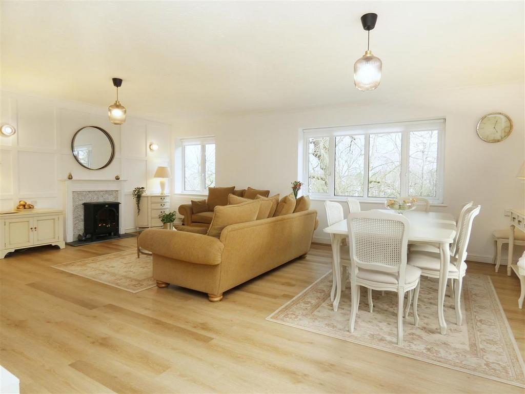 Lounge/Dining Room