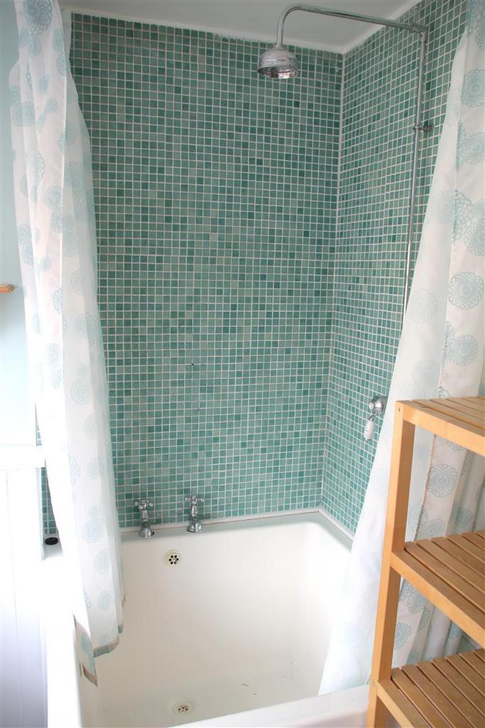 Bathroom b.JPG