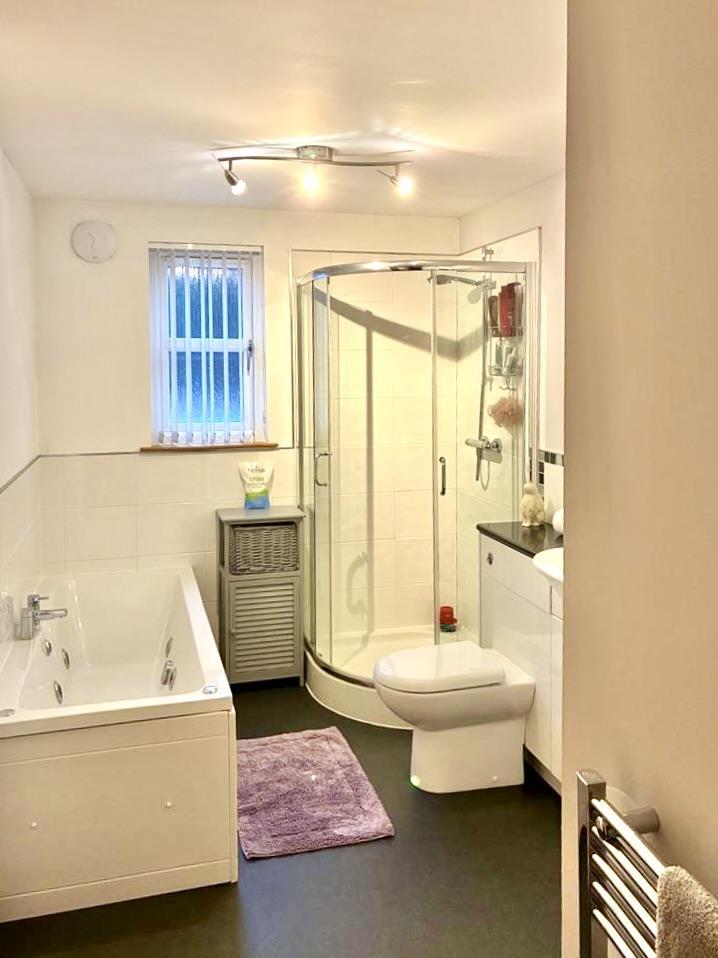 Jack and Jill bathroom - Burntisland Road, Kinghor
